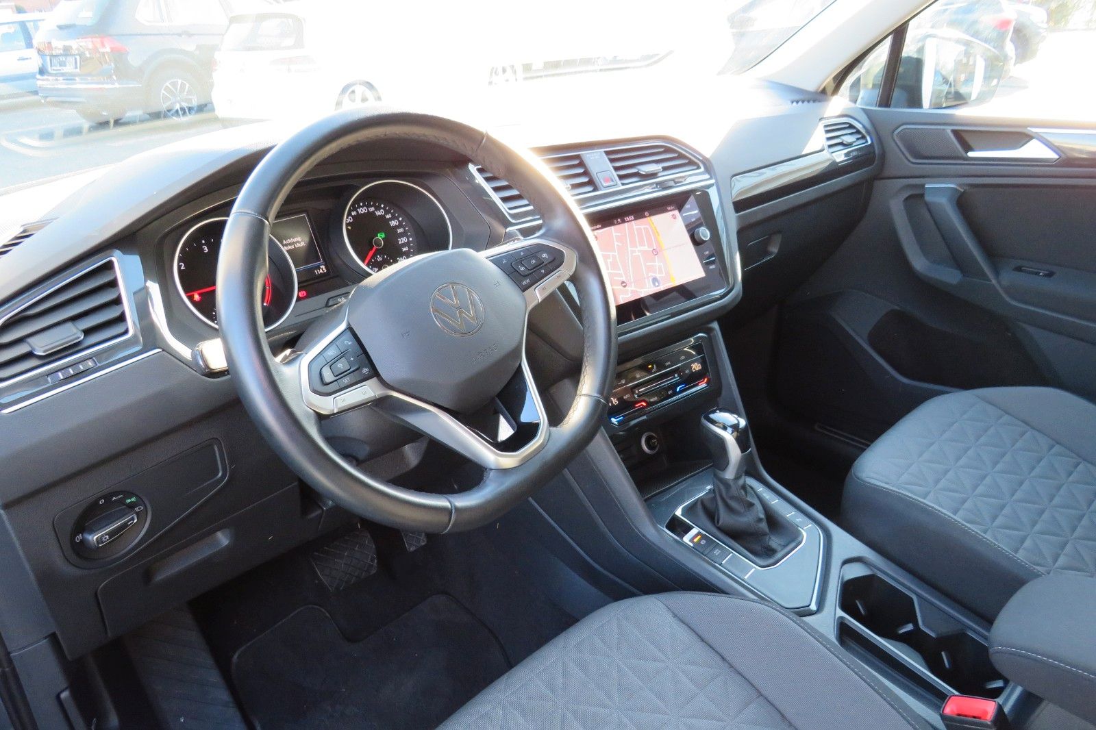 Fahrzeugabbildung Volkswagen Tiguan Life TDI DSG AHK NAVI KAMERA LED ACC GJ