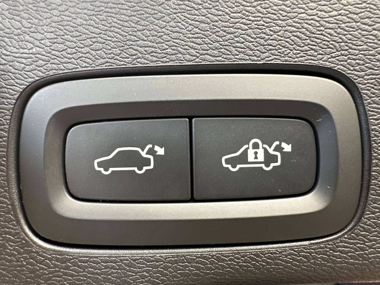 Fahrzeugabbildung Volvo XC60 B4 D AWD Plus Dark NAV+LED+AHK+H&K+PANORAMA
