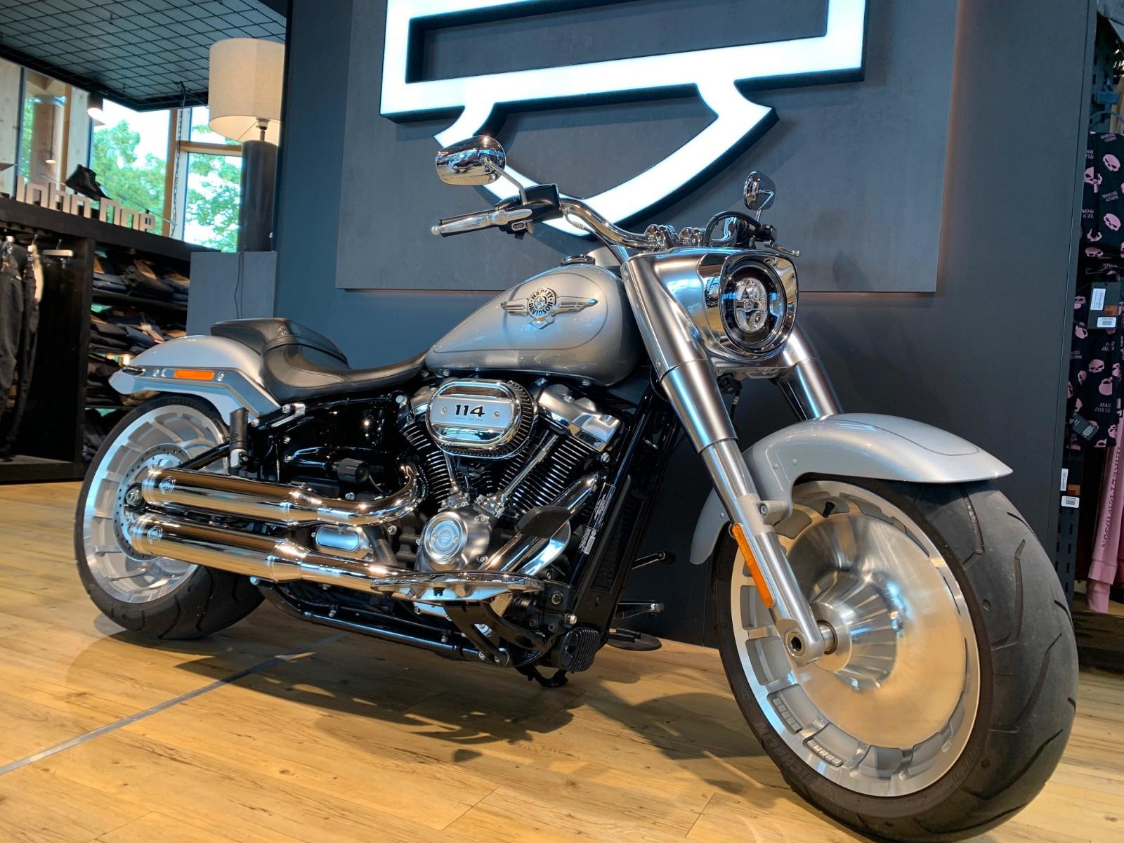 Harley-Davidson Softail Fat Boy 114 mit KessTech kurze Krümer