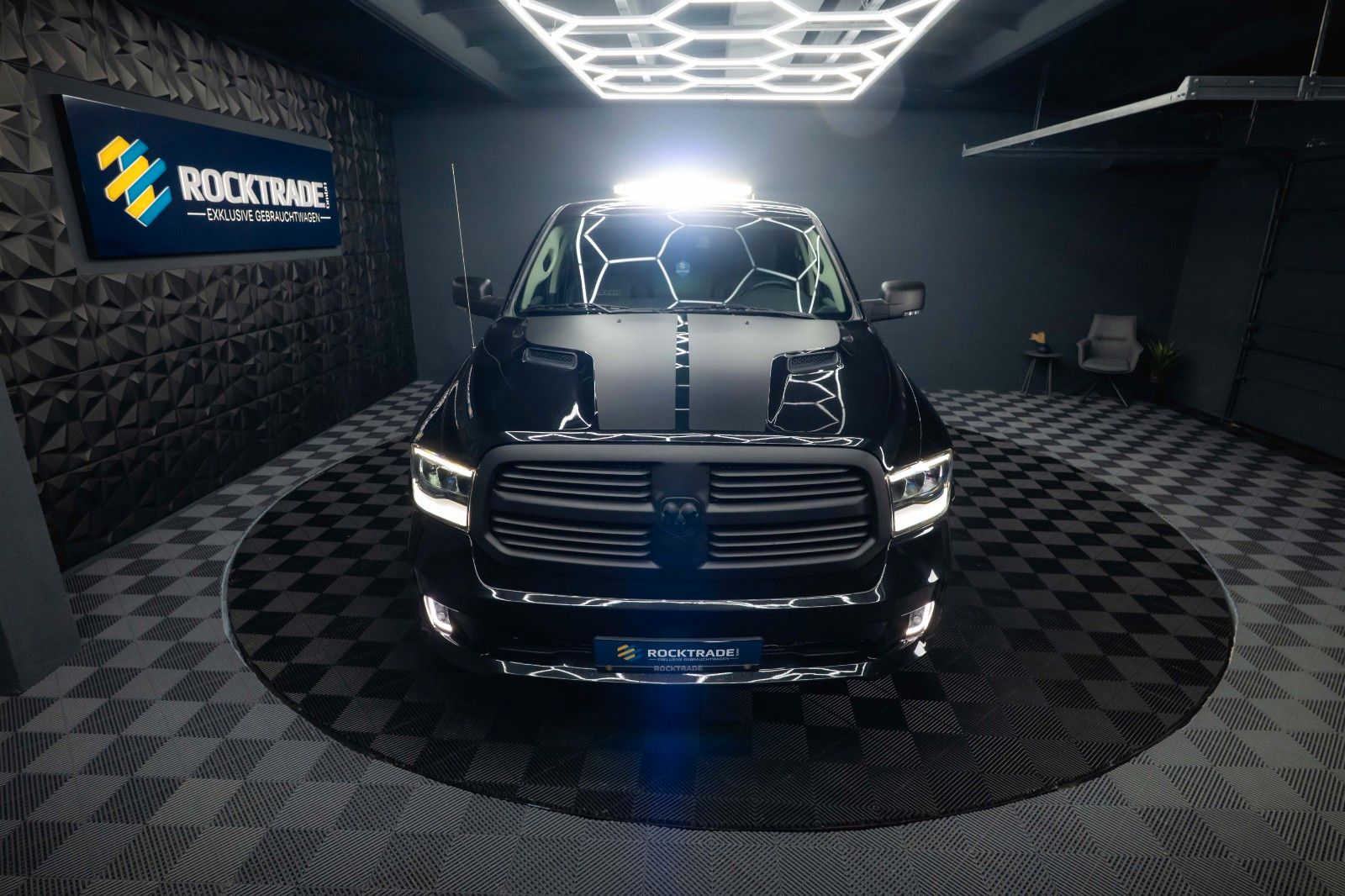 Fahrzeugabbildung Dodge RAM 3.6 V6 4x4 OFFROAD BLACK EDITION *LED*6Sitze