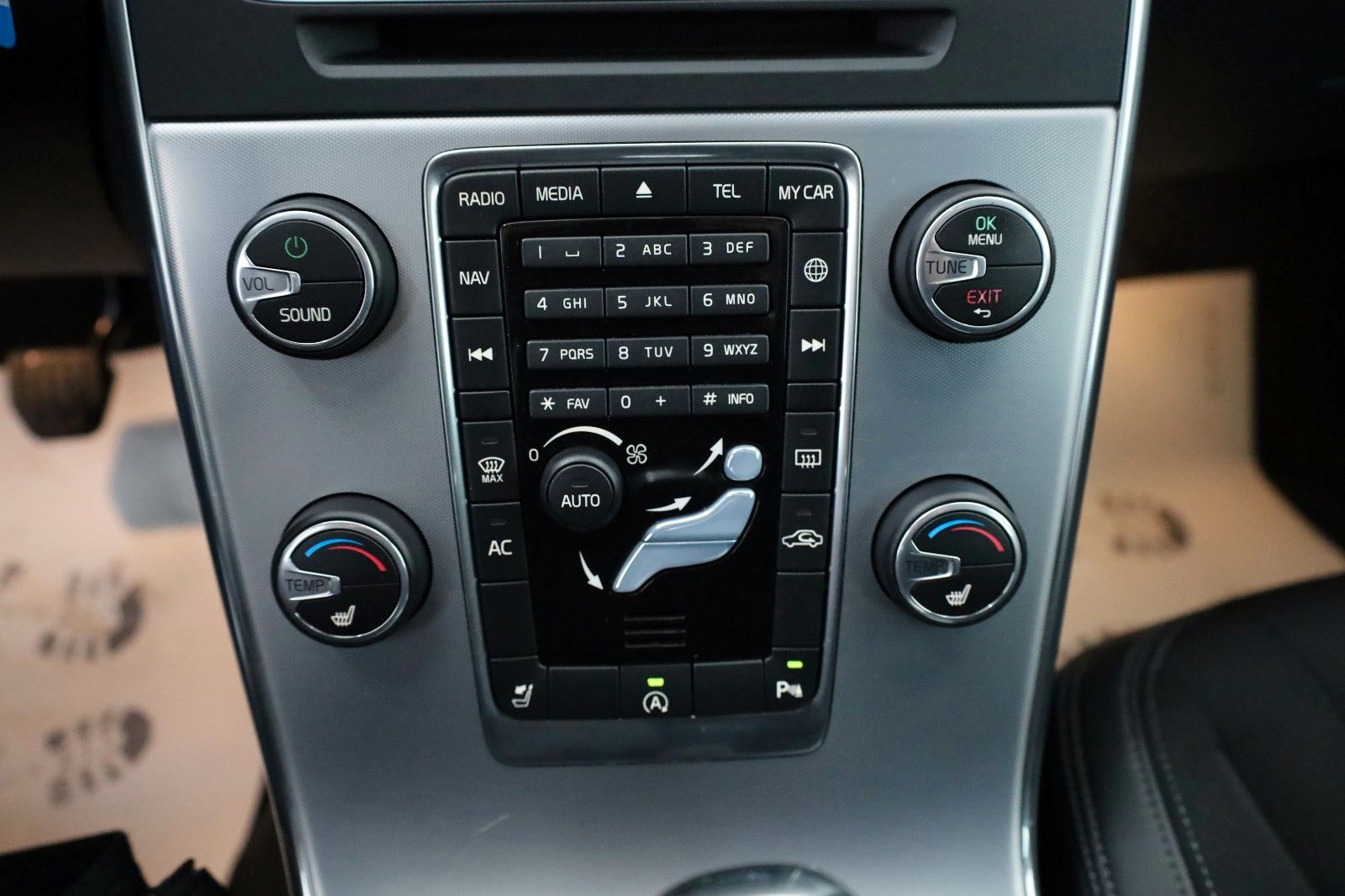 Fahrzeugabbildung Volvo V60 Kombi Linje Business T.Leder,Navi,SH,PDC