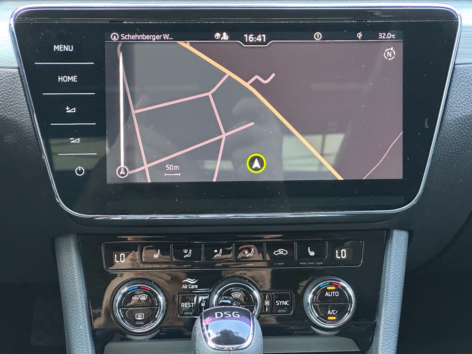 Fahrzeugabbildung SKODA Superb Combi Ambition NAV+LED+ACC+PANORAMA+17ZO