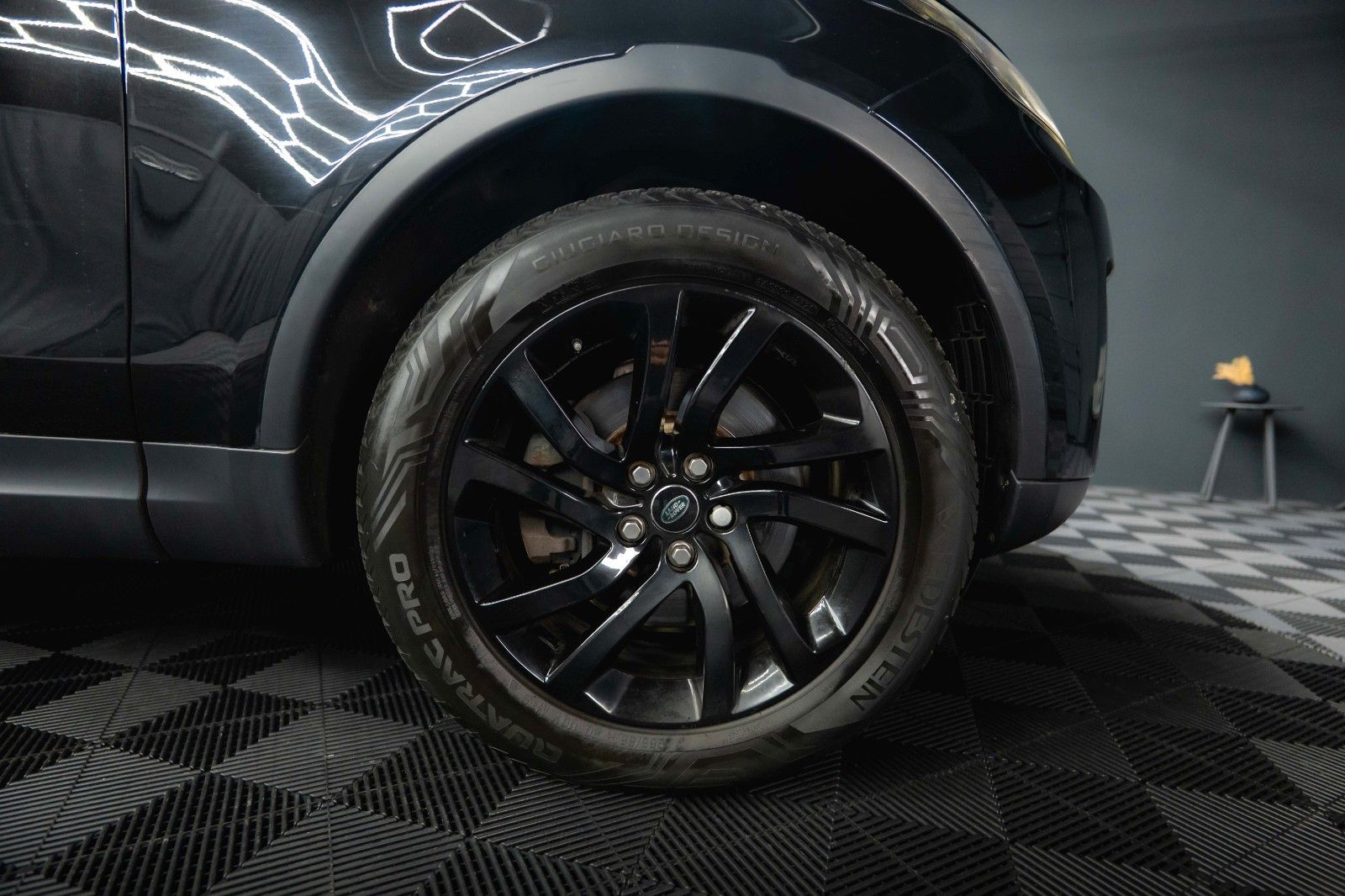 Fahrzeugabbildung Land Rover Discovery 5 2.0 TD SD4 HSE BLACK 4x4 *AHK*LED*