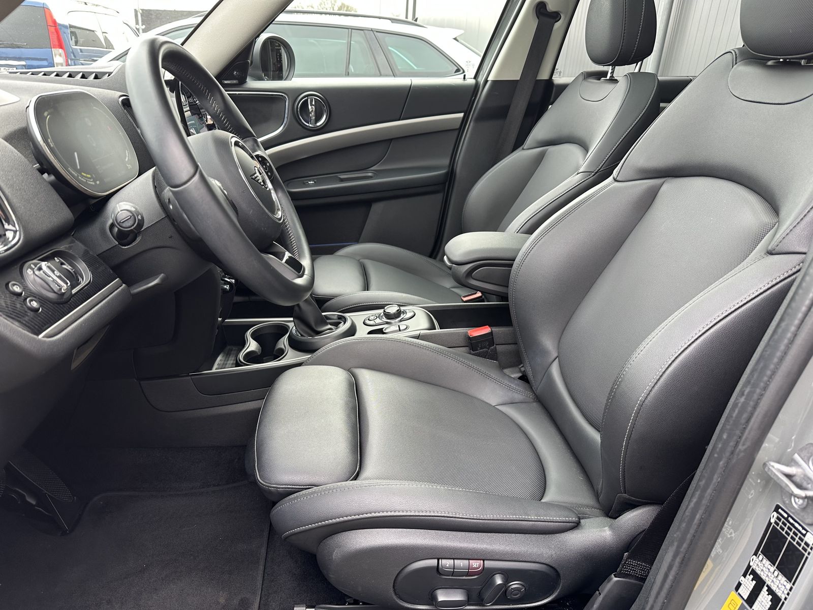 Fahrzeugabbildung MINI Cooper SE Countryman All4 NAV+LED+PANO+KAM+18ZO