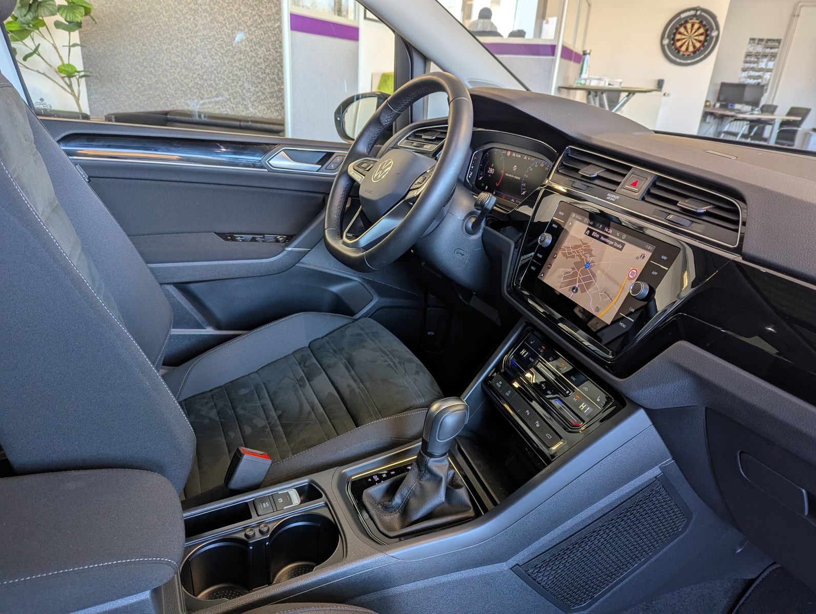 VW Touran 2.0 DSG R-Line High. Pano 7-Si IQ.Dri AHK - Image 11