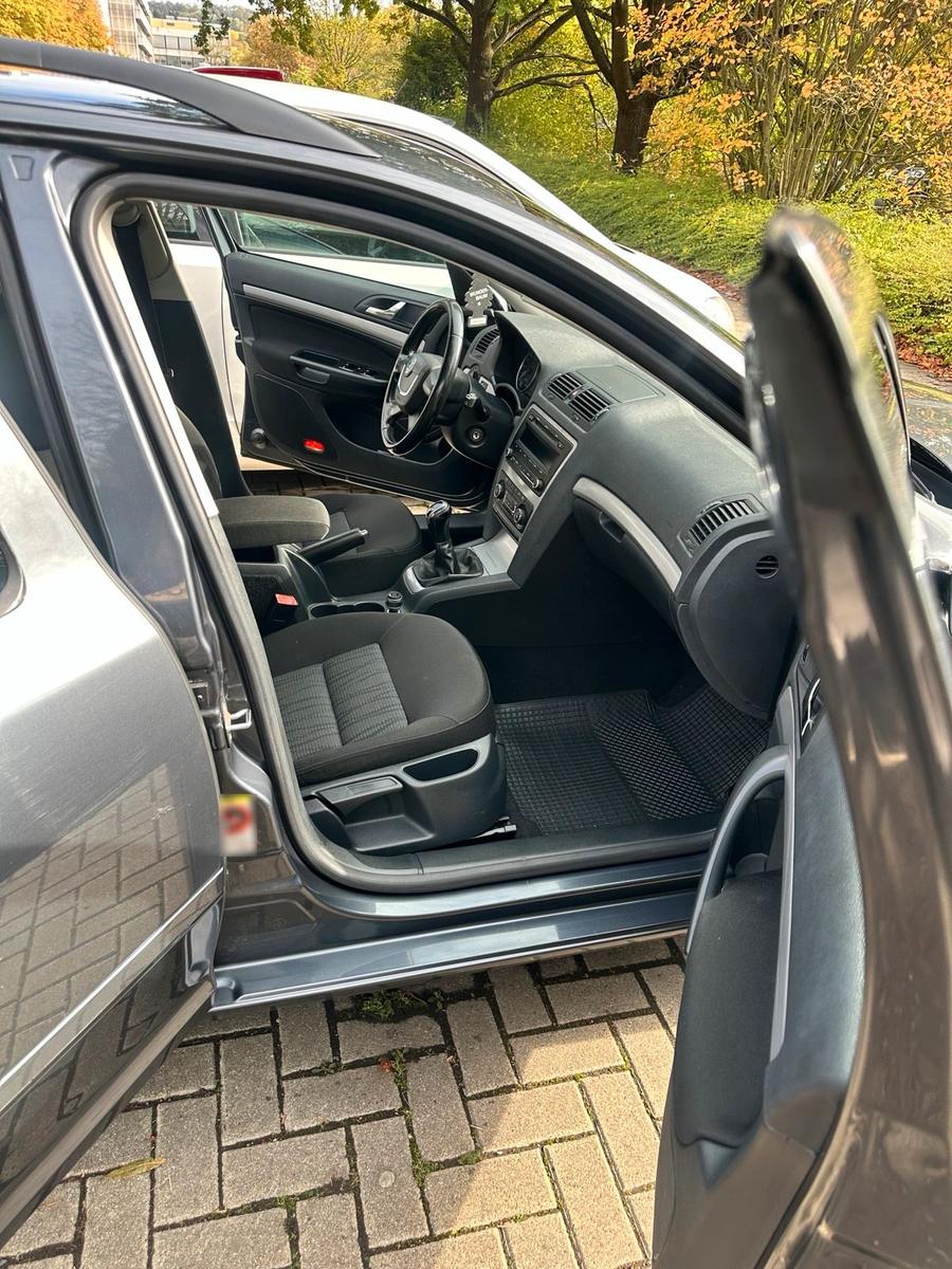 Skoda Octavia 2011 — rear view