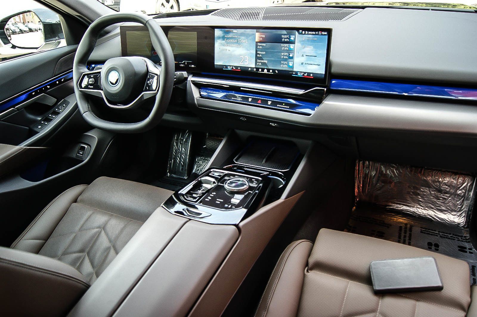 Fahrzeugabbildung BMW i5 Lim 40 eDrive HEAD-UP LEDER ESPRESSO KEYLESS