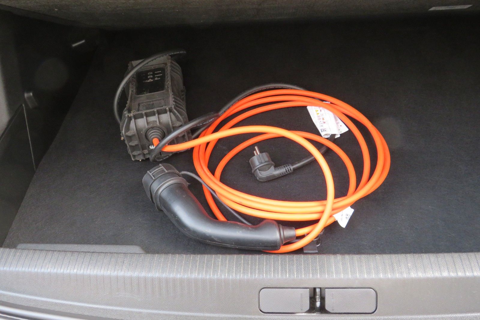Fahrzeugabbildung Peugeot 2008 e- GT PDC KAMERA NAVI SITZH.
