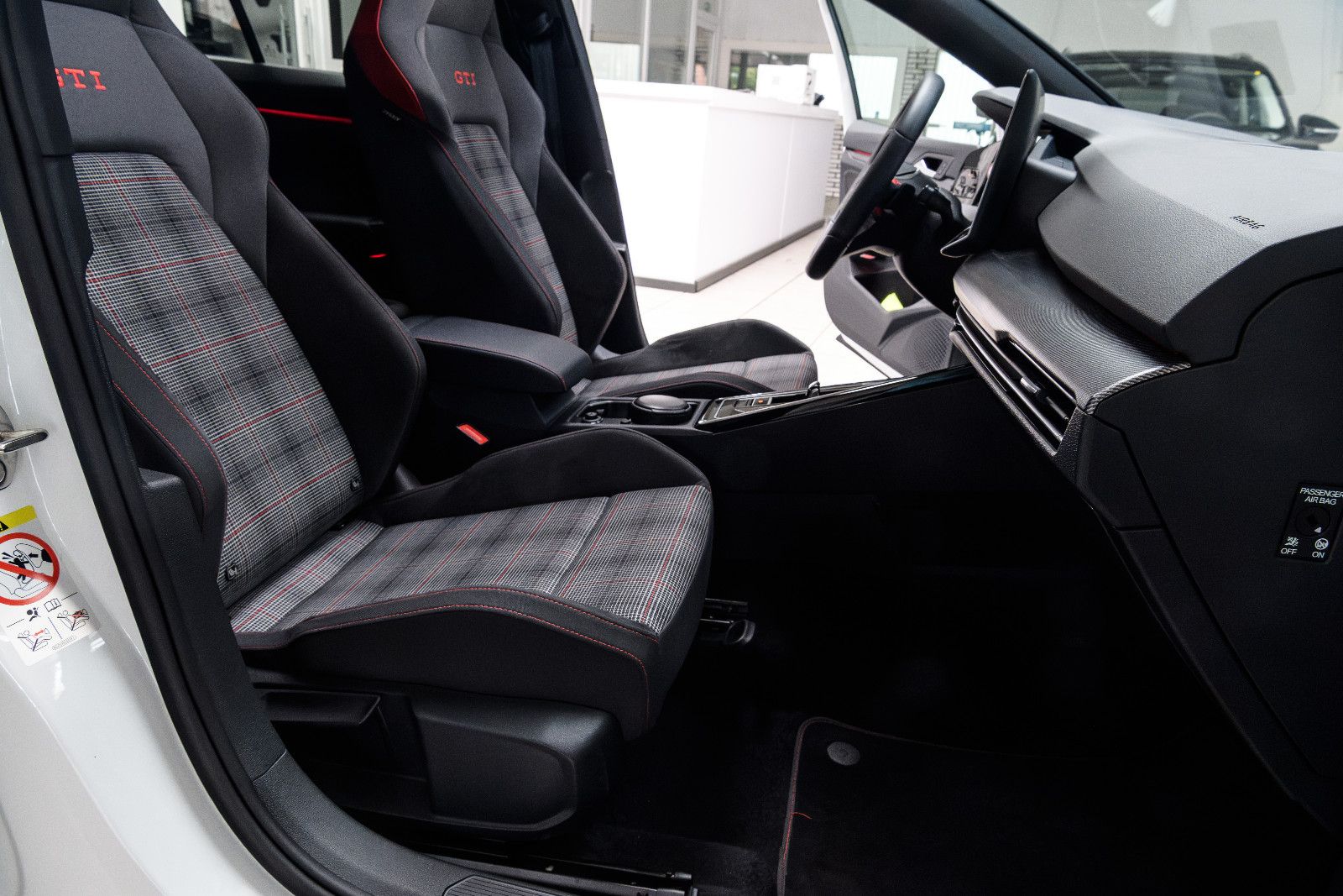 Fahrzeugabbildung Volkswagen Golf VIII GTI DSG LED+PANO+RFK+HuD+BLACK-STYLE