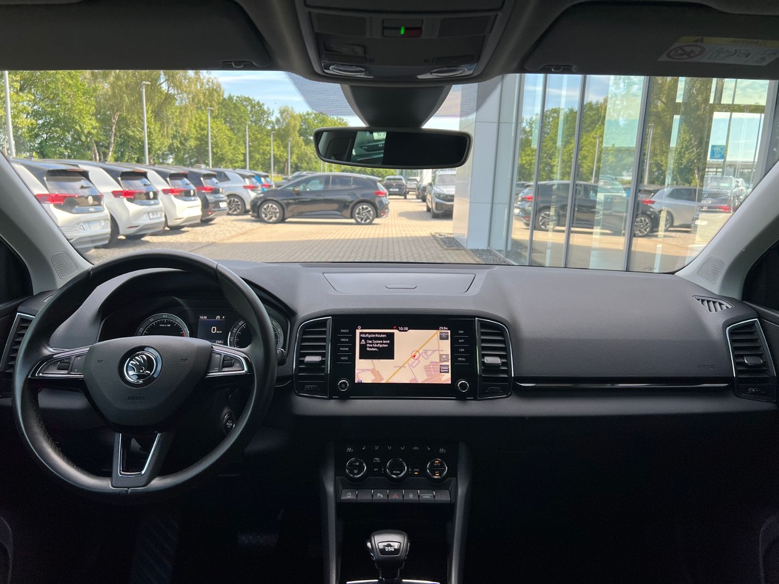 Fahrzeugabbildung SKODA Karoq Style 1.5 TSI ACT DSG *AHK,LED,Navi,18''-L