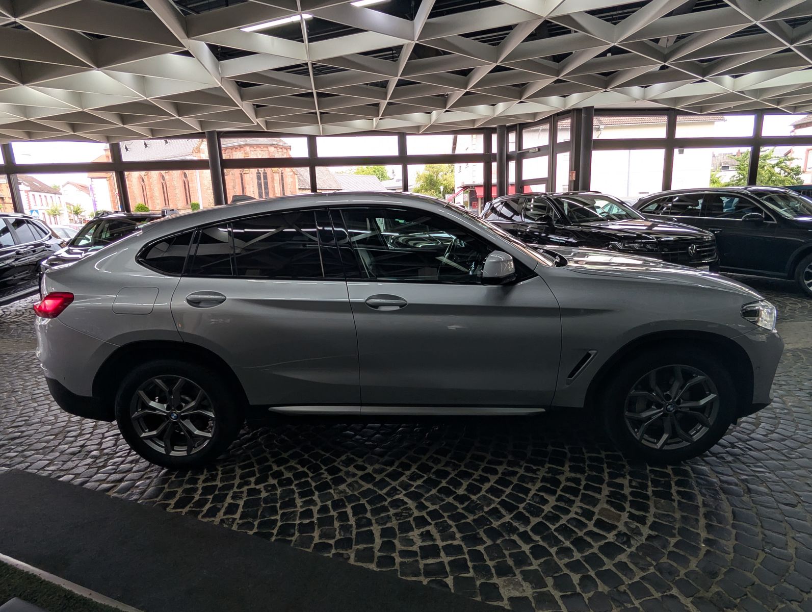 Fahrzeugabbildung BMW X4 xDrive 30 i xLine MSport Shadow PANO H&K VOLL