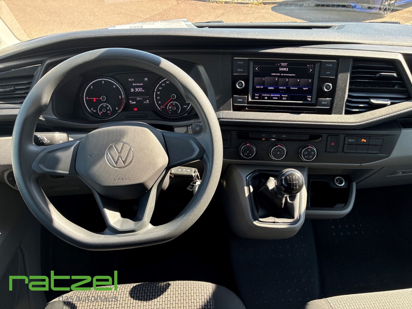Fahrzeugabbildung Volkswagen T6.1 Kombi KR 2.0 TDI 9-Sitzer AHK DAB Rückfahrk