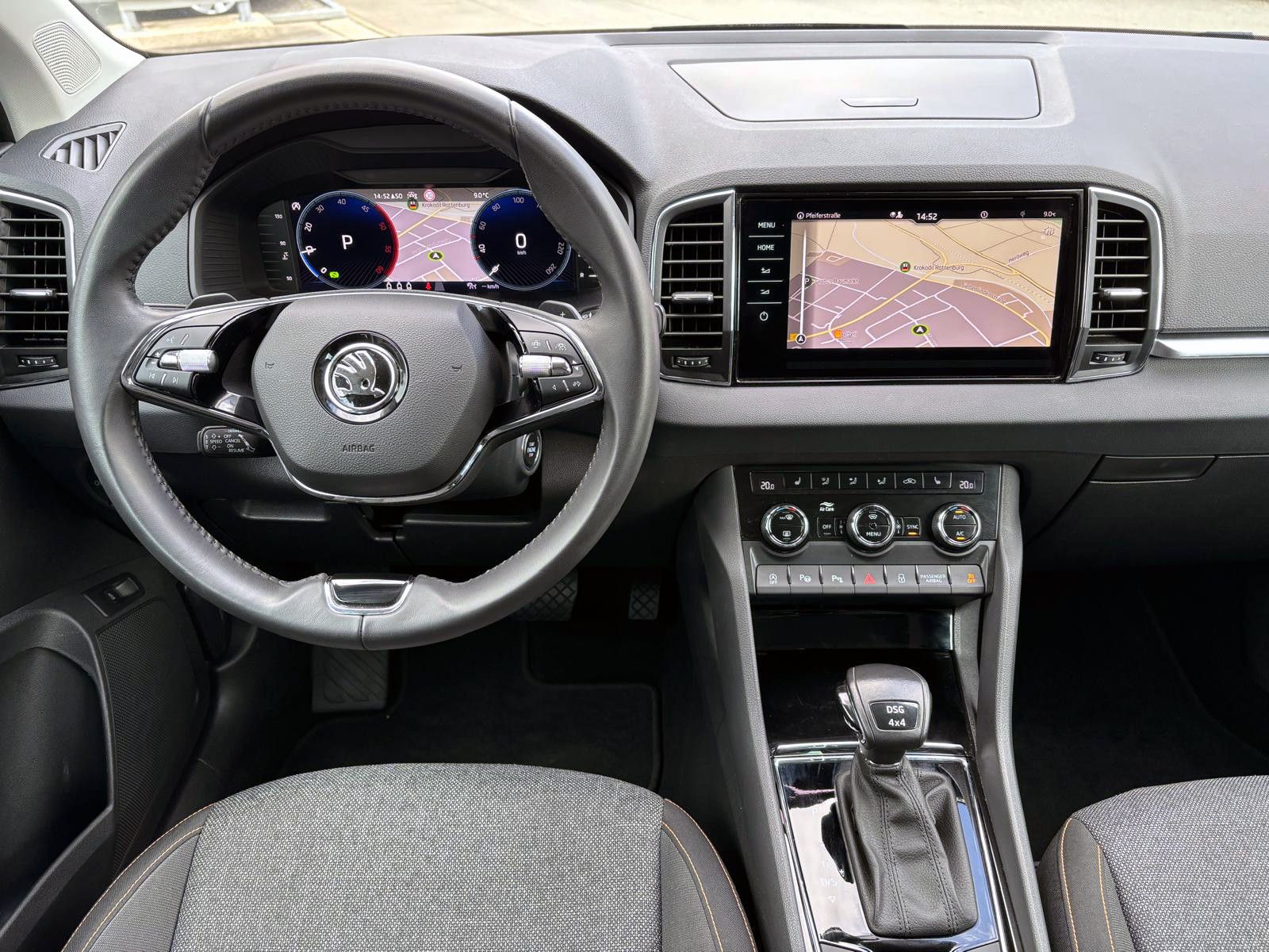 Fahrzeugabbildung SKODA Karoq 2.0TDI DSG 4x4 CLEVER LED ACC KAM AHK SHZ