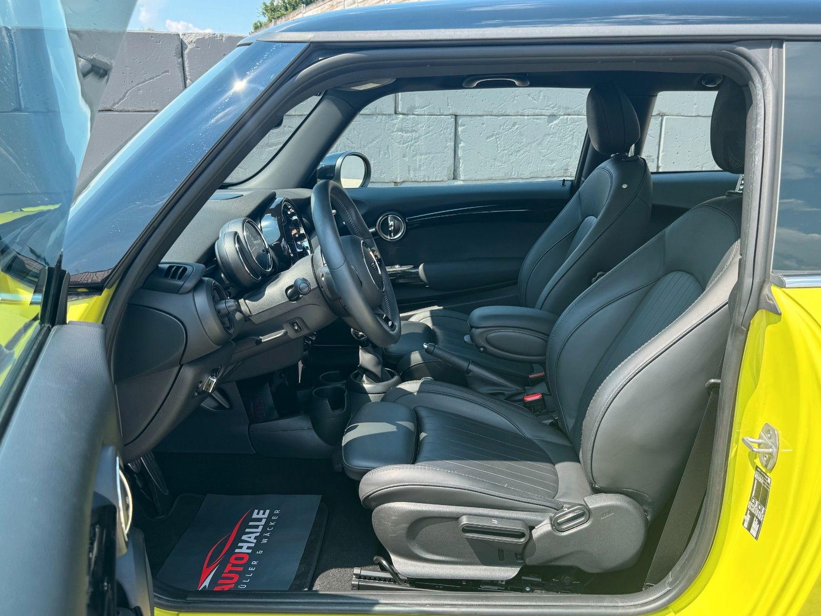 Fahrzeugabbildung MINI Cooper 1.5 JCW-Trim Panorama CarPlay DAB LHZ