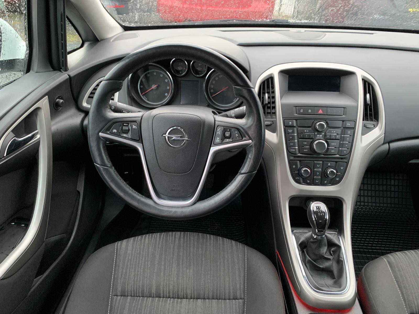 Opel Astra 2011 — photo 17