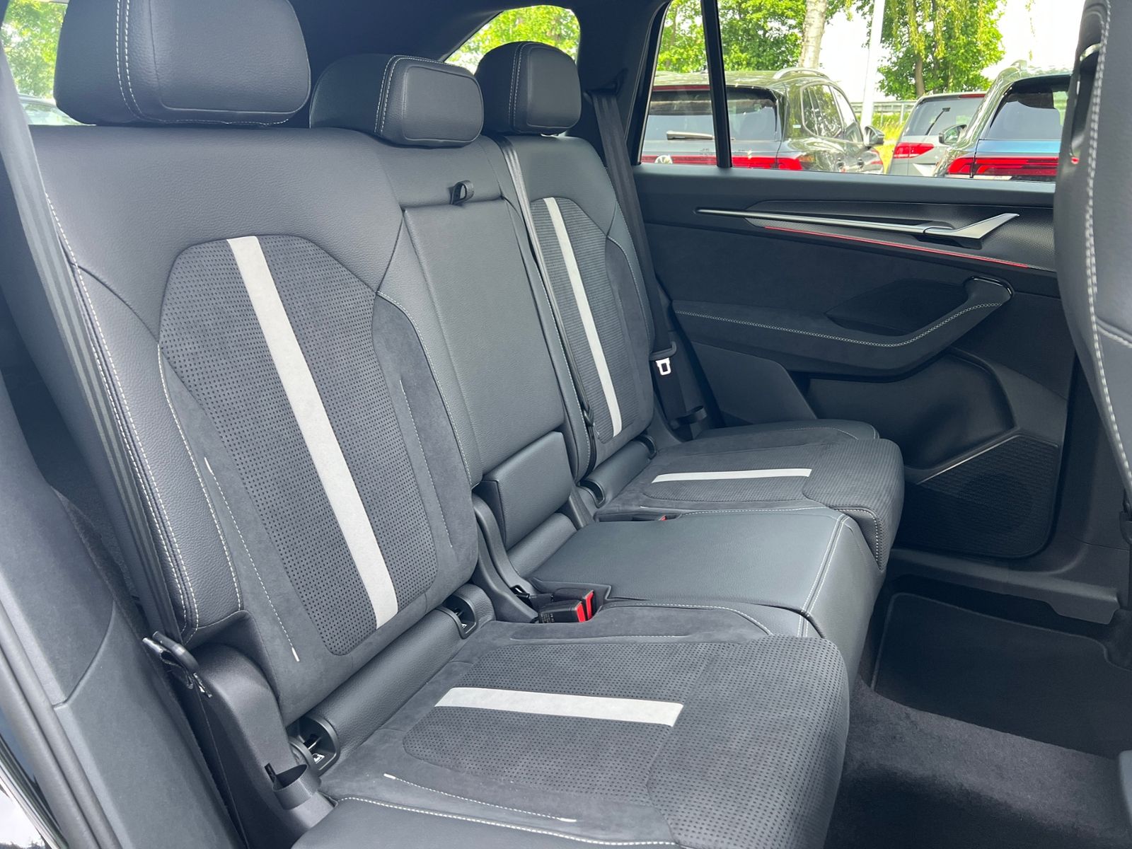 Fahrzeugabbildung SKODA Kodiaq Sportline 1.5 TSI IV DSG *LED, Navi, AHK,