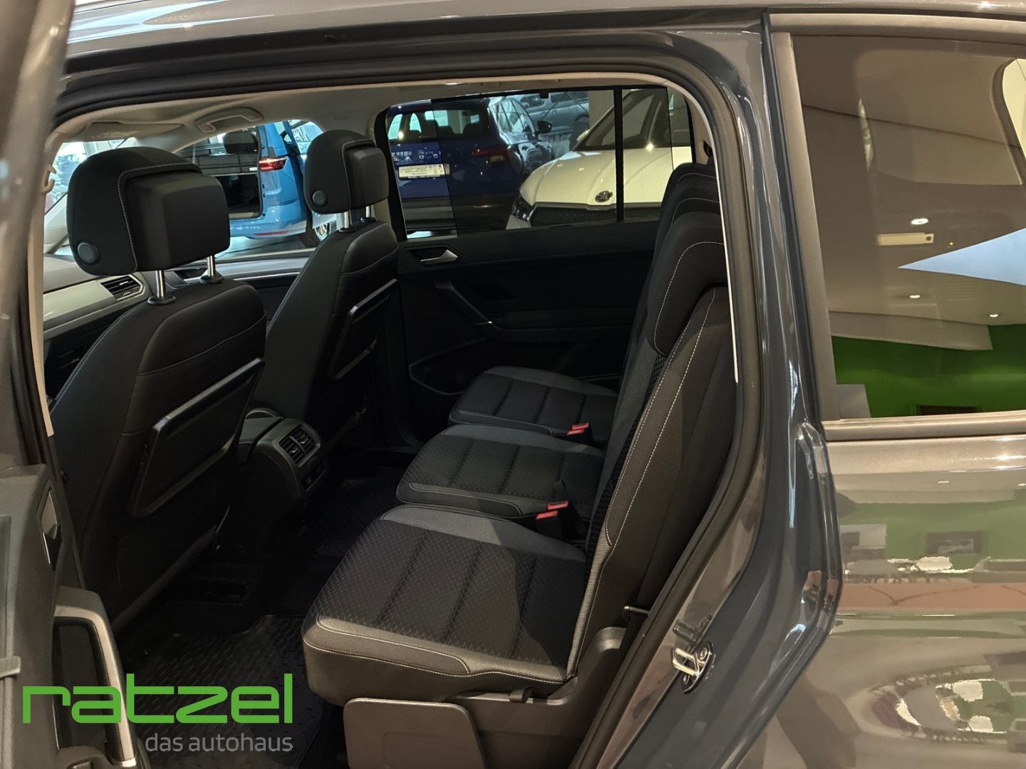 Fahrzeugabbildung Volkswagen Touran Active 1.5 TSI 6-Gang AHK+El. Panodach