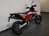 KTM 690 SMC R Modell 2024 - Neufahrzeug / - SUPER MOTO VON 501 BIS 750 CCM