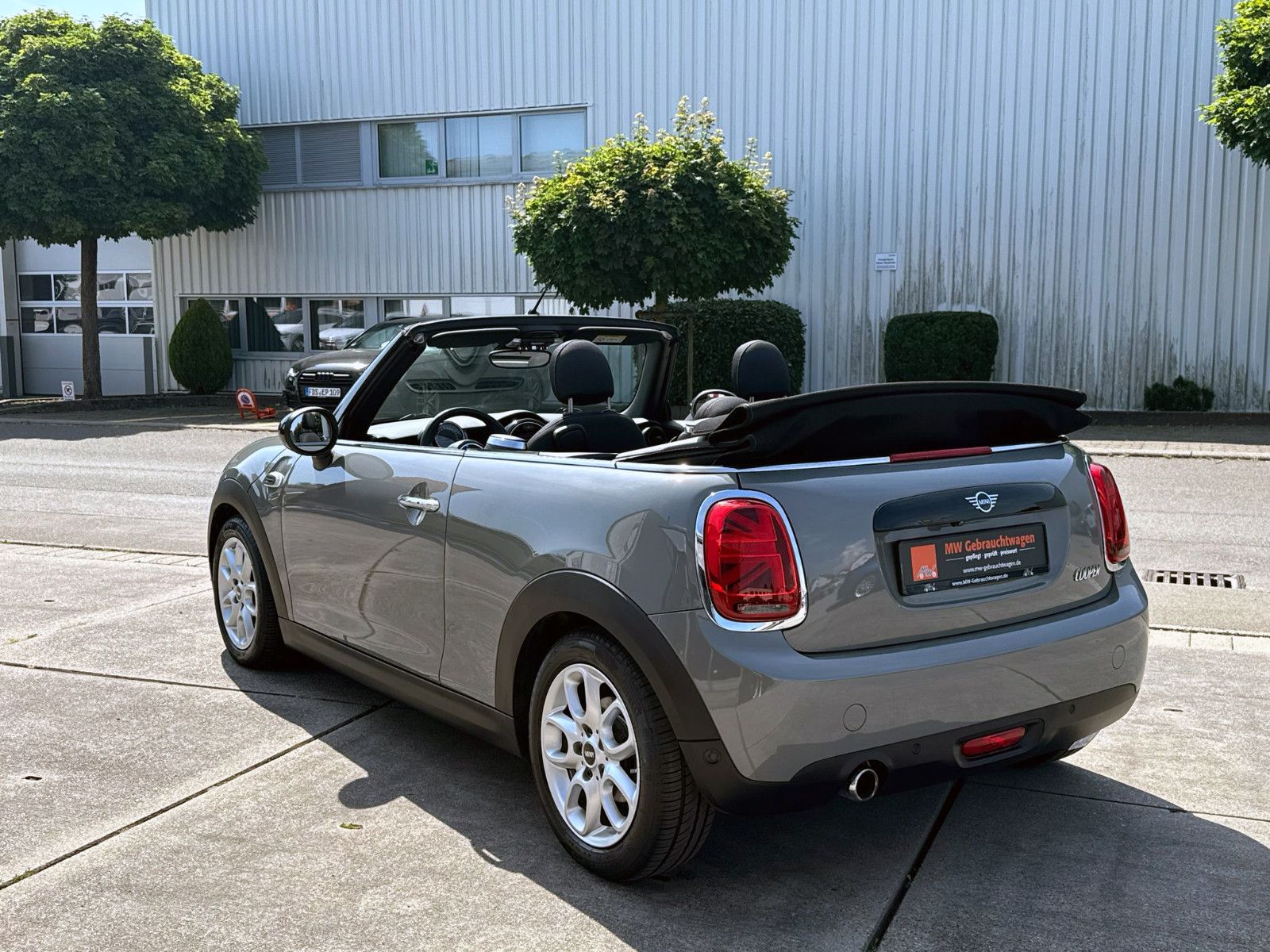 Fahrzeugabbildung MINI COOPER Cabrio Aut. SHZ KAM PDC BT AMBI 2-Zonen