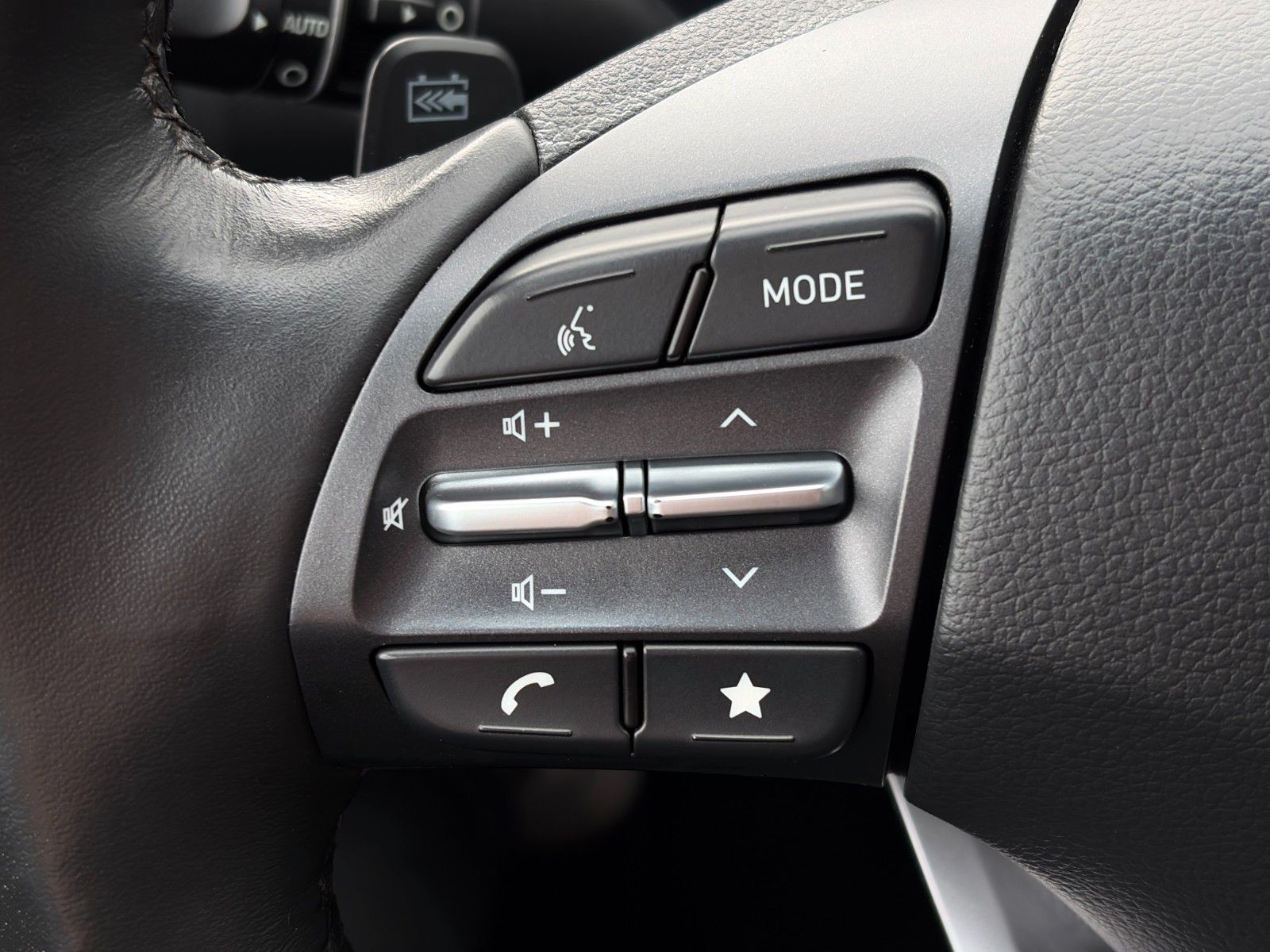 Fahrzeugabbildung Hyundai KONA E Select LHZ SHZ ACC PDC LKA CarPlay CAM