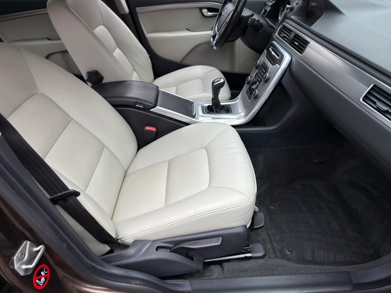 Volvo V70 D4 181 ch Summum • Cuir beige • GPS • Bi-Xénon • Webasto • Siège mémoire