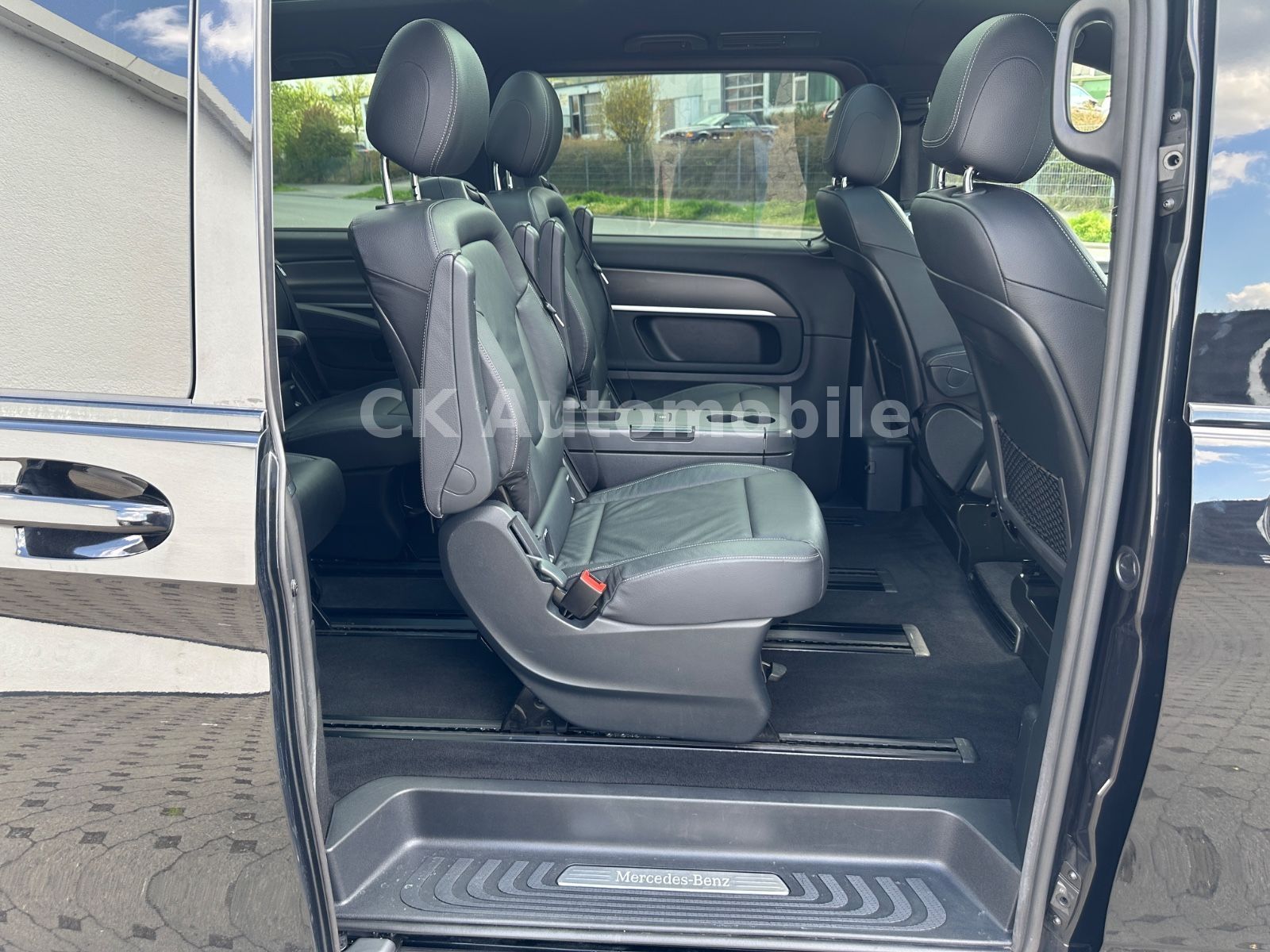 Fahrzeugabbildung Mercedes-Benz V 300d 4 Matic AVANTGARDE AMG-Line/6 Sitze/Pano