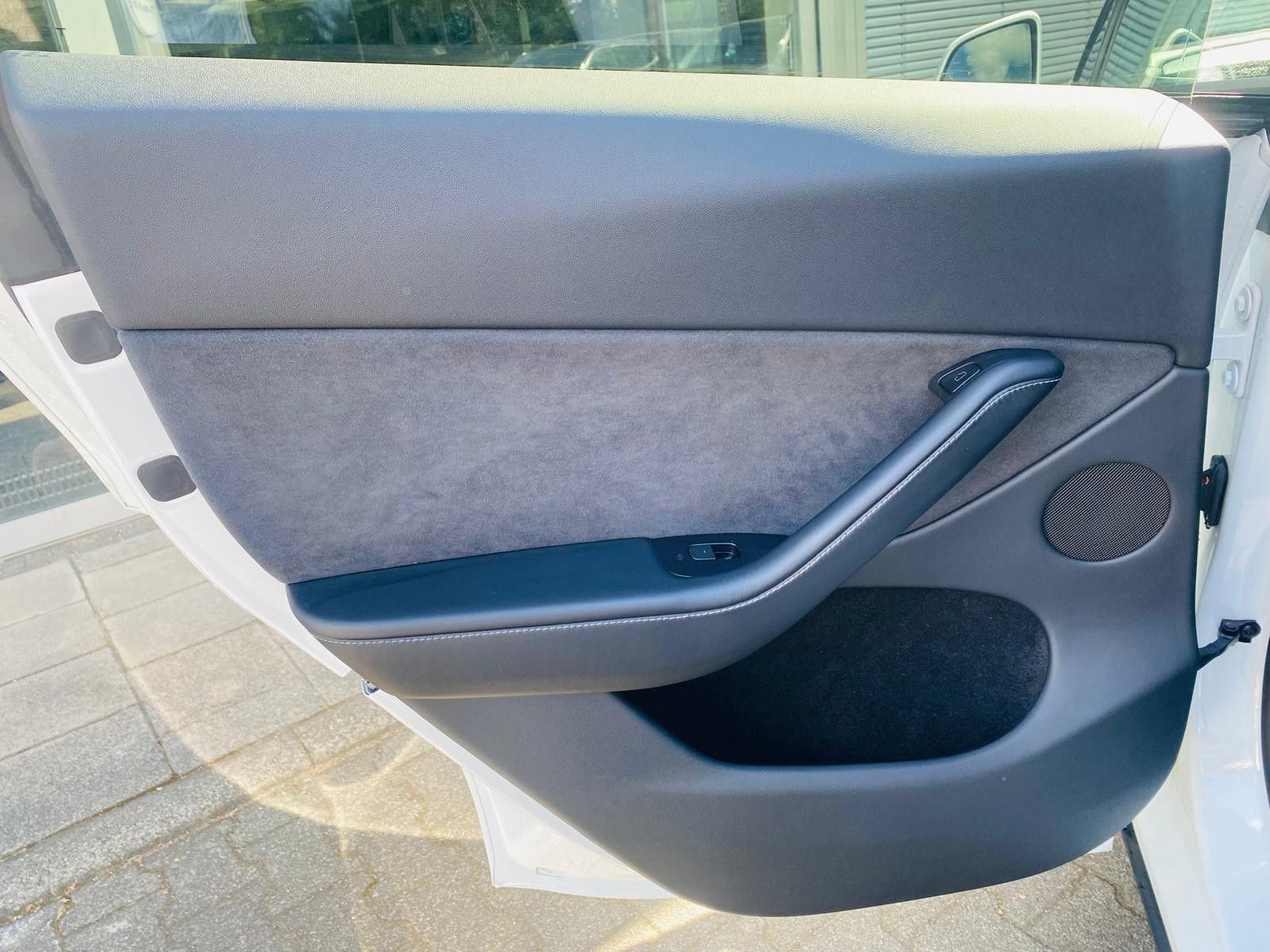 Fahrzeugabbildung Tesla Model Y LR Dual AWD PANO+STDHZ+NAVI+LED+ACC+AHK+