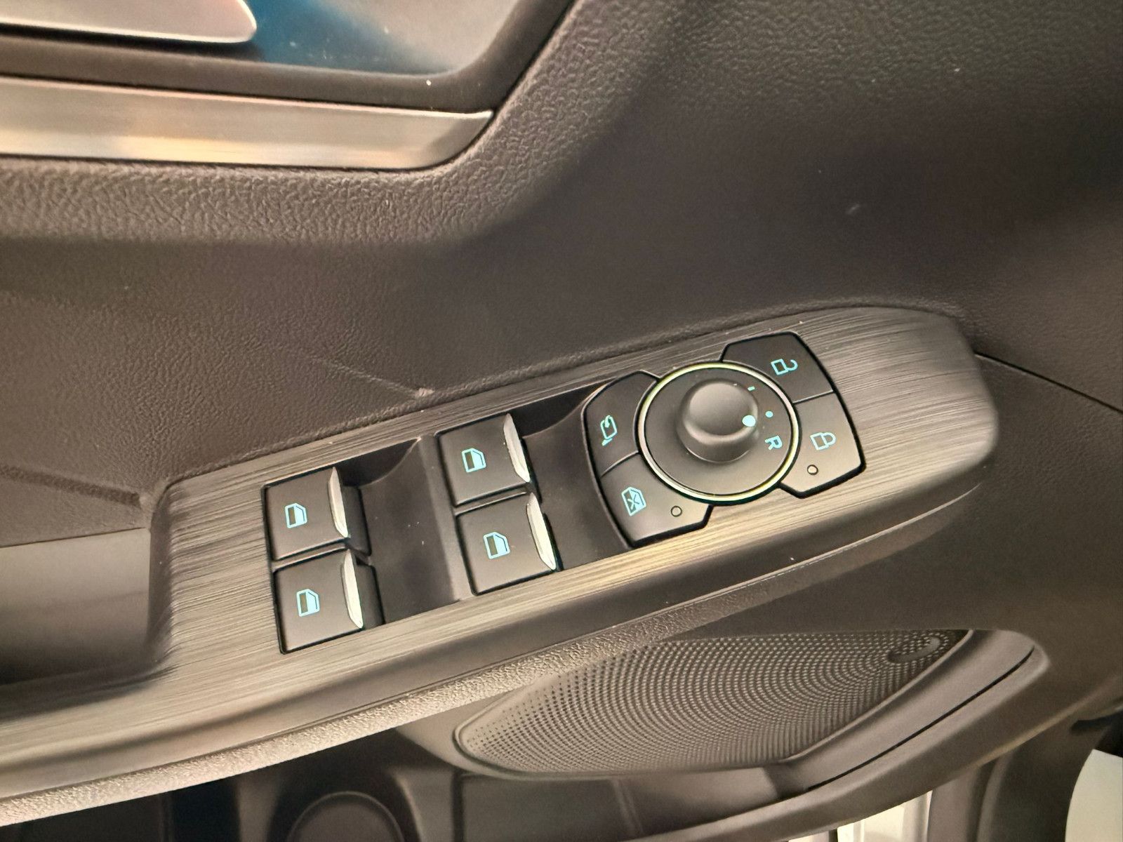 Fahrzeugabbildung Ford Kuga Titanium / NAVI / KAMERA / GEPFLEGT