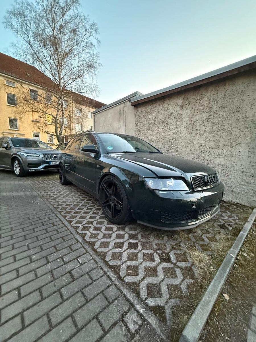 Audi A4 2004 — вигляд ззаду