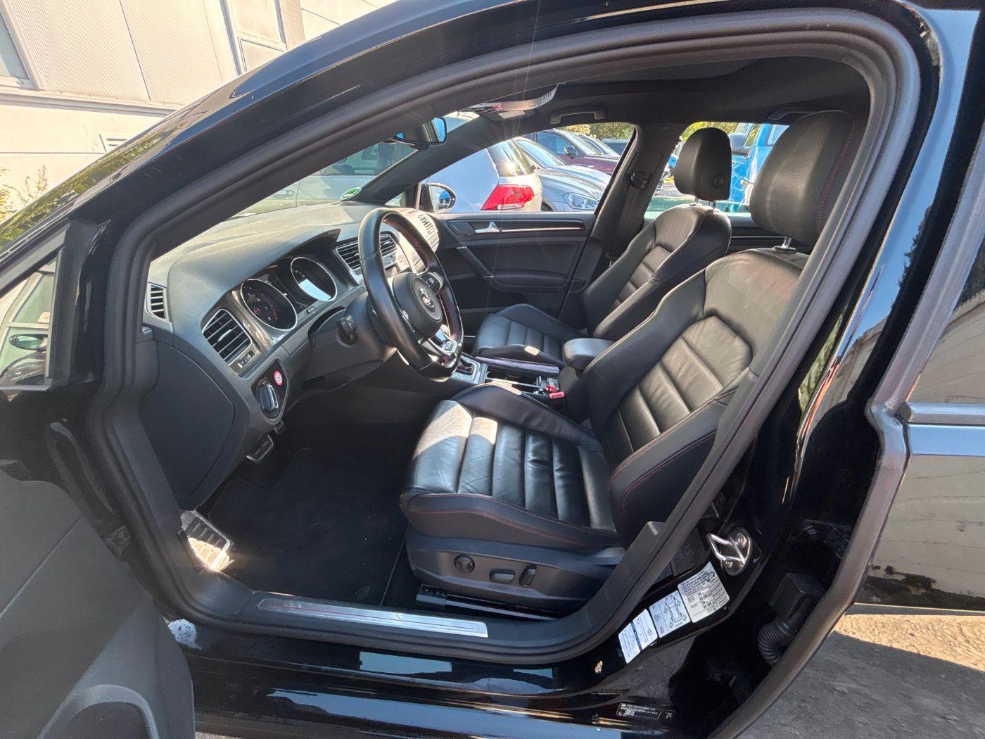 Volkswagen Golf GTI Performance 230 PS · Leder · Pano · Nav