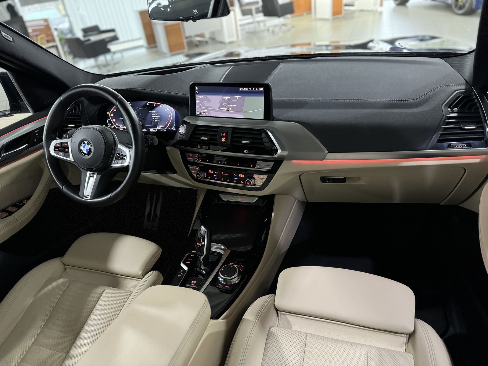 Fahrzeugabbildung BMW X3 xD30d M Sport Panorama Kamera HUD HiFi DisplK