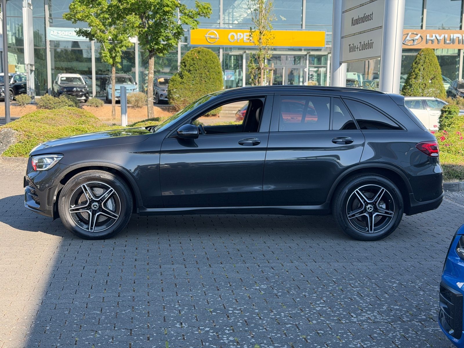 Fahrzeugabbildung Mercedes-Benz GLC 200 4Matic AMG Line AHK LED NAV SHZ 19"