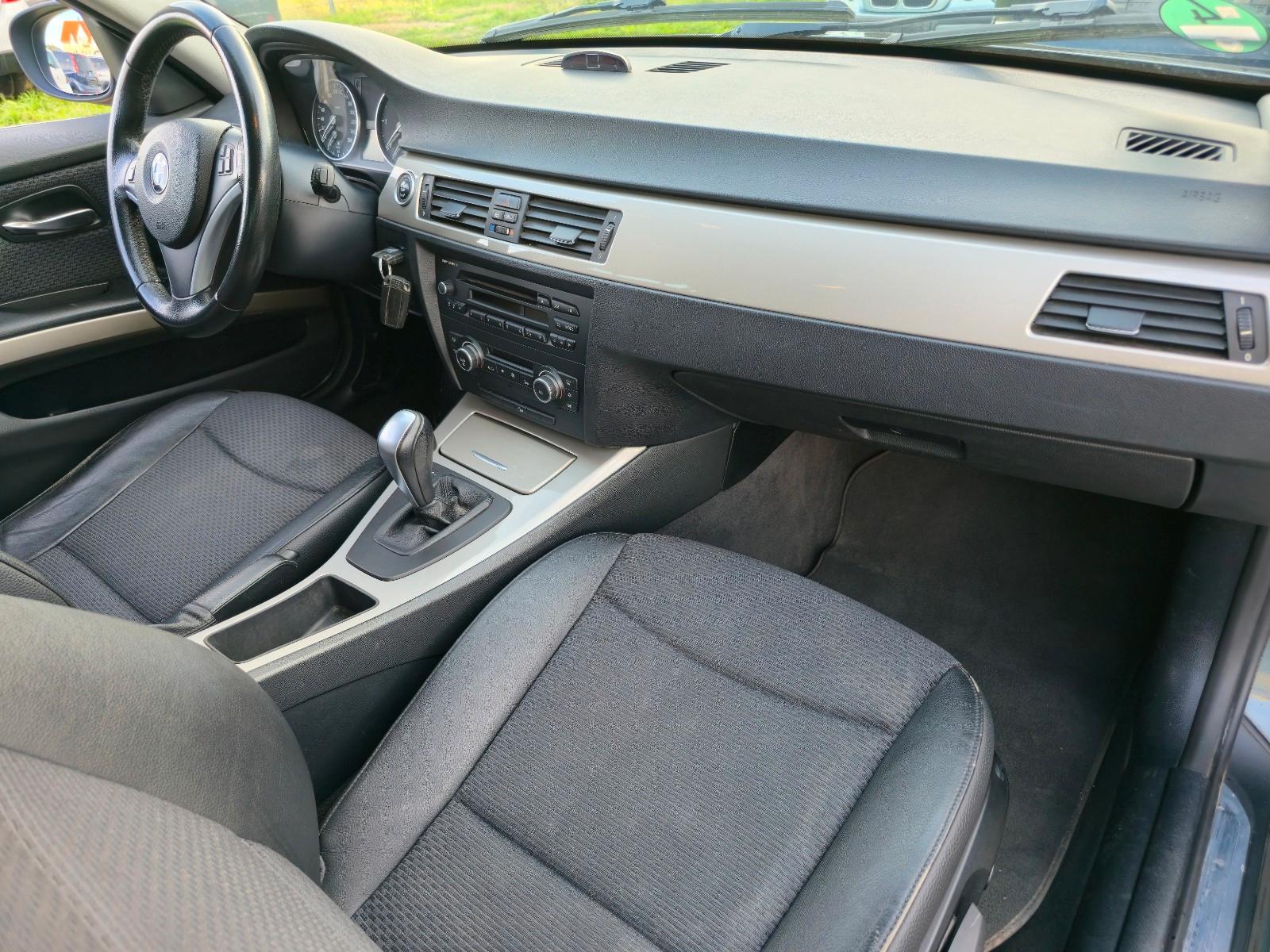 BMW 320 2011 — photo 12