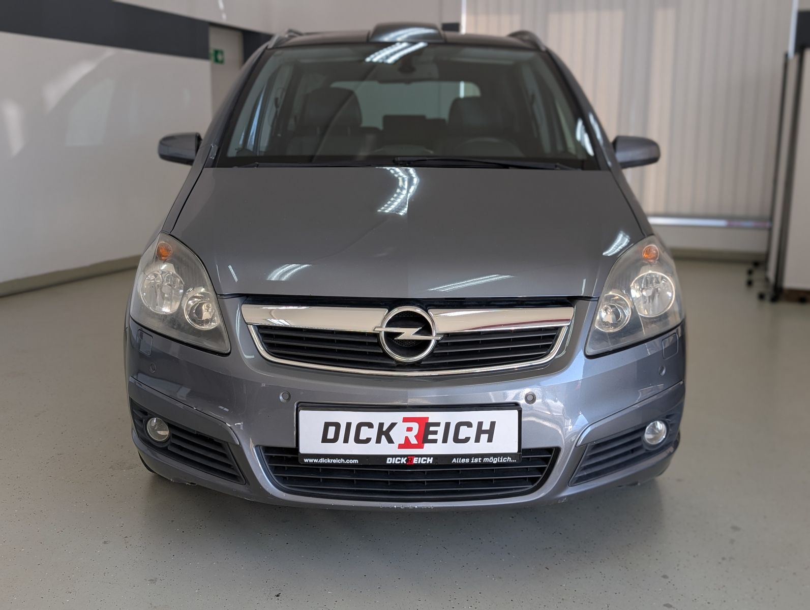 Fahrzeugabbildung Opel Zafira 2.2 Cosmo PANO 7S EURO4 GRÜN PLAK