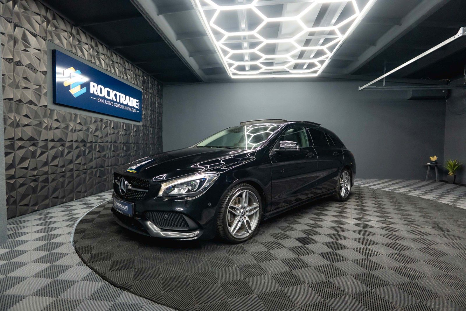 Fahrzeugabbildung Mercedes-Benz CLA 250 Shooting Brake AMG Night-Paket | Pano