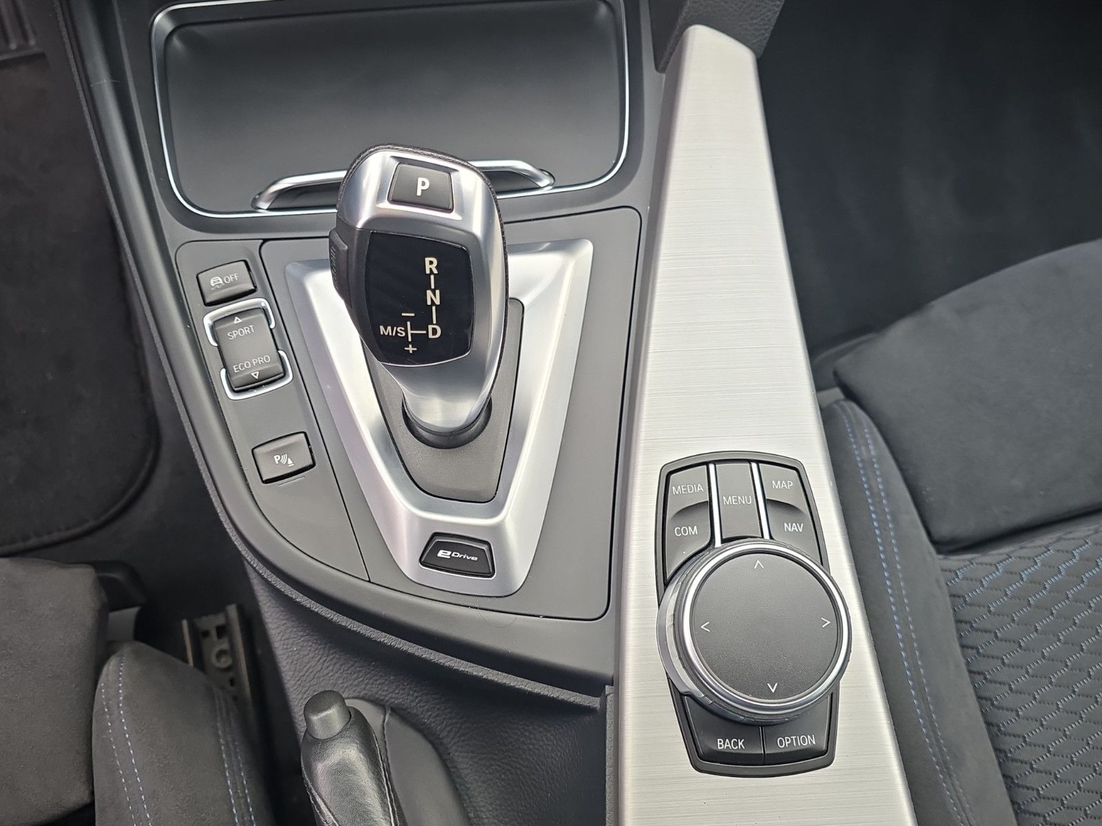 Fahrzeugabbildung BMW 330 e iPerformance M-Sportpaket +LED+ALCANTARA