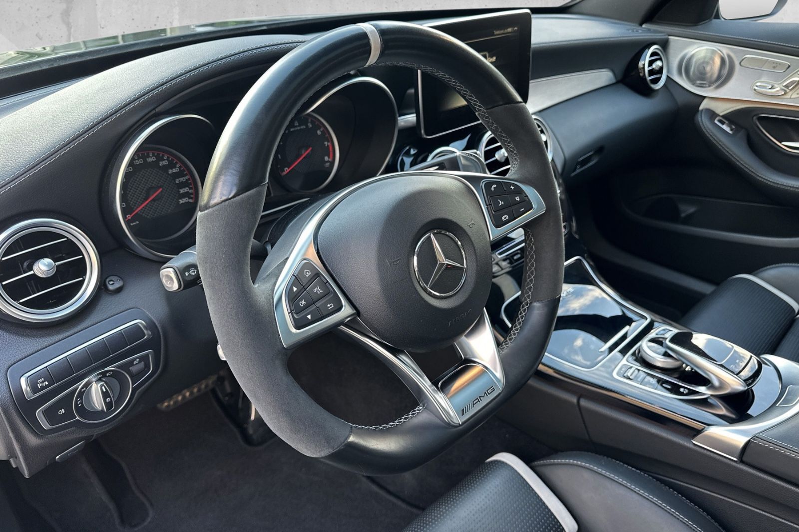 Fahrzeugabbildung Mercedes-Benz C63 S AMG T*Perf-AGA &-Sitze*AHK*Pano*Ambient