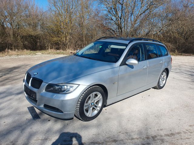 BMW 318i Touring_Navi_Leder_Xenon_Panorama_Rollo...