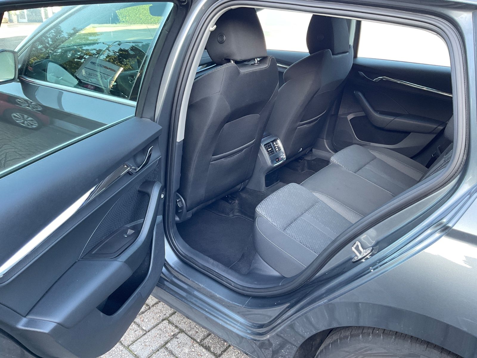 Fahrzeugabbildung SKODA Octavia Kombi 1.5 TSI e-TEC DSG,Kamera,Navi,LED