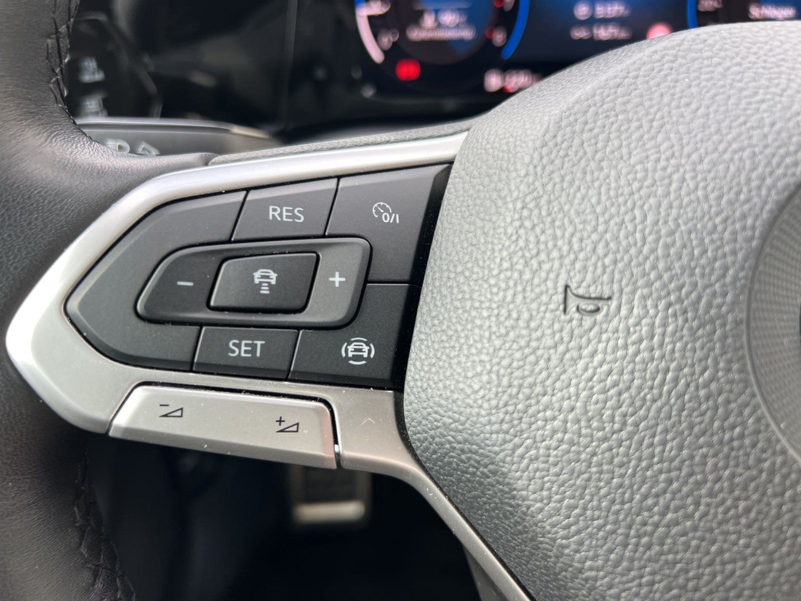 Fahrzeugabbildung Volkswagen Golf VIII TSI Active LED AHK Navi AID ACC RFK SH
