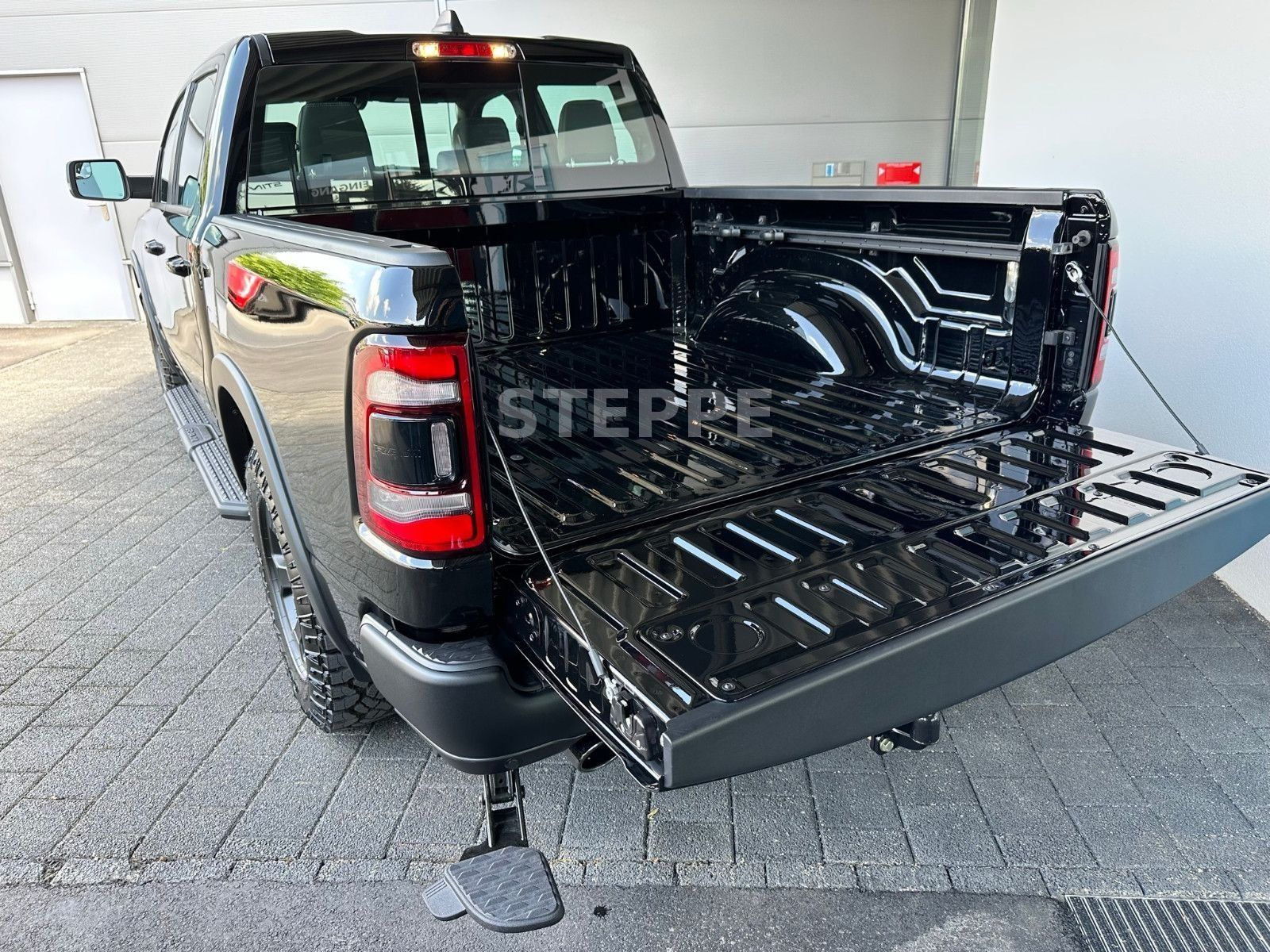 Dodge RAM 1500 REBEL 5,7V8 LPG NIGHT ACC, Luftfed,360°