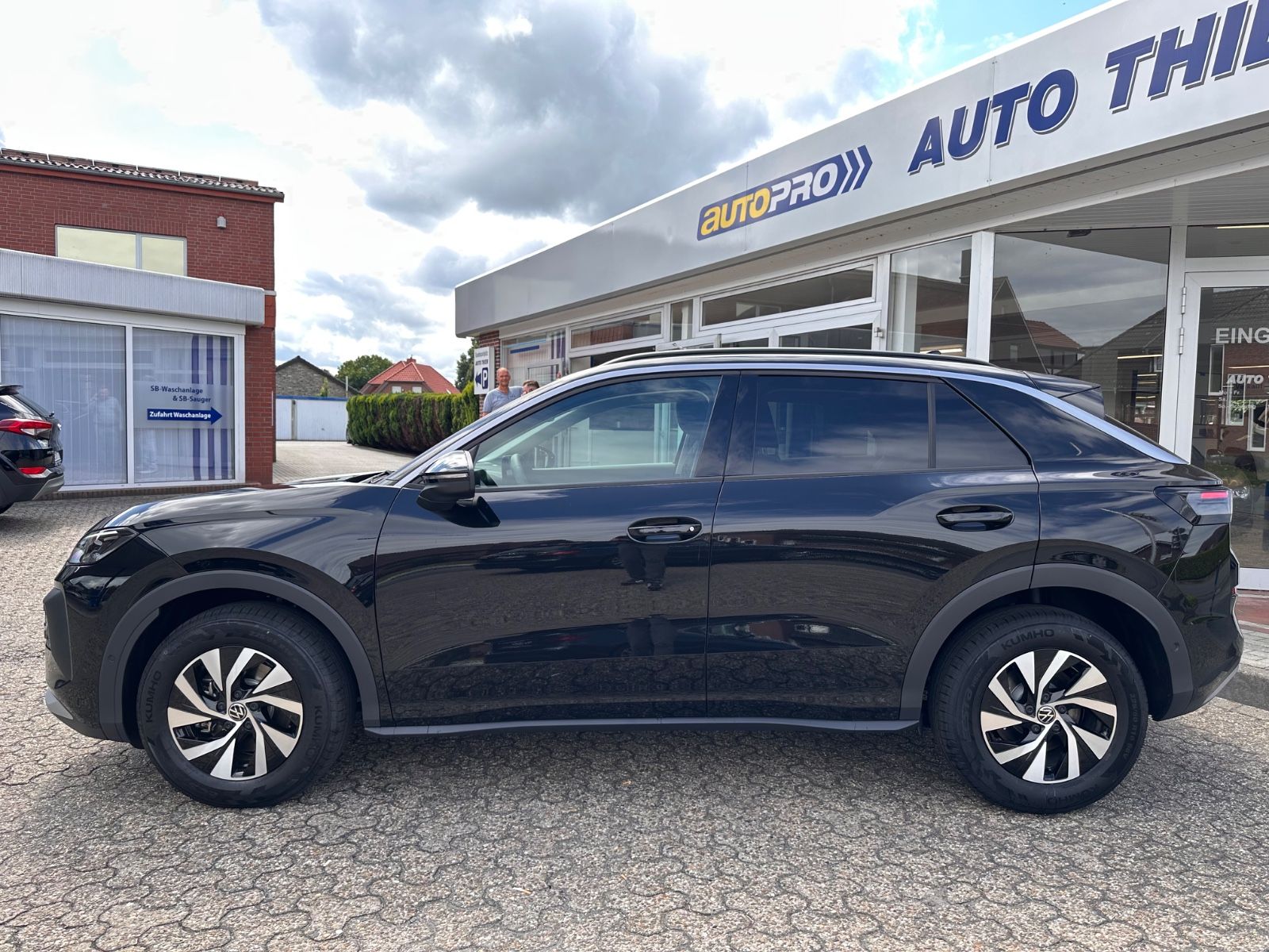 Fahrzeugabbildung Volkswagen T-Roc 1.5 eTSI DSG Life APP/ACC/LED/SHZG/PDC