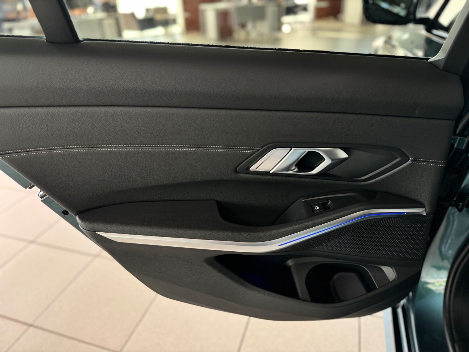 Fahrzeugabbildung BMW 330i xD Sport Line Laser HUD DAB Komfort AHK