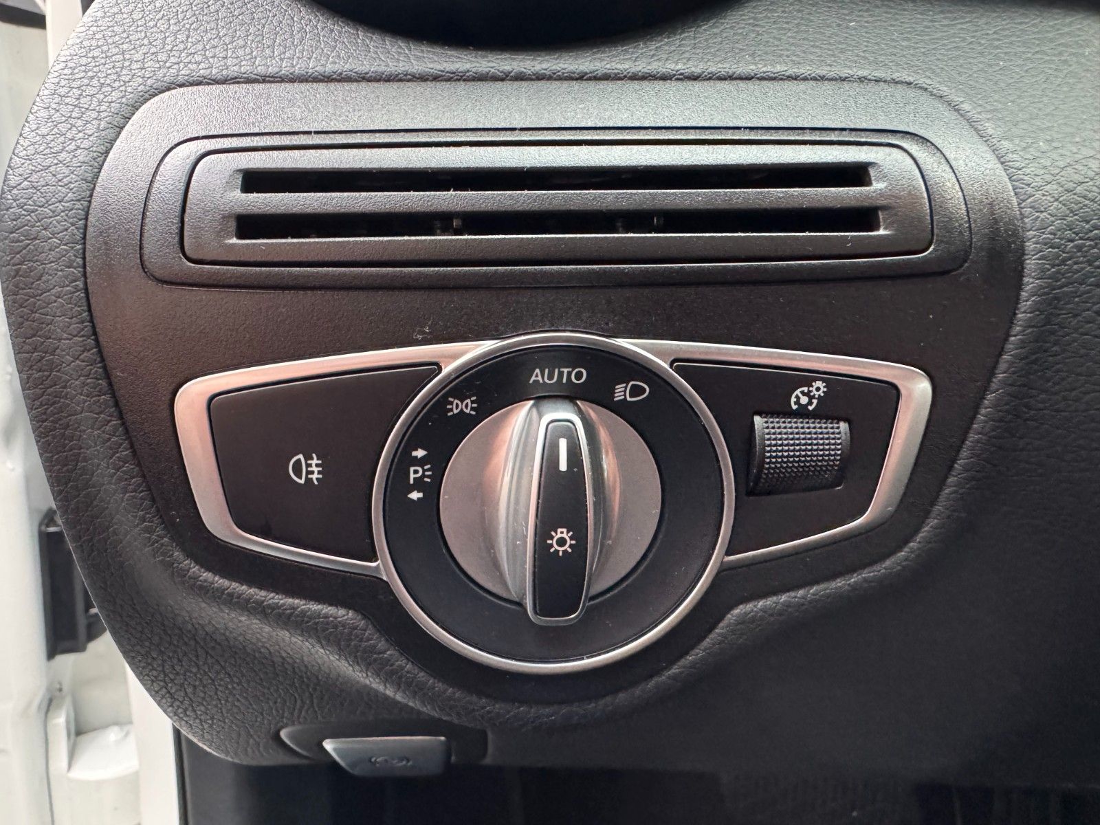 Fahrzeugabbildung Mercedes-Benz C 180d T LED+RKamera+SHZ+DAB