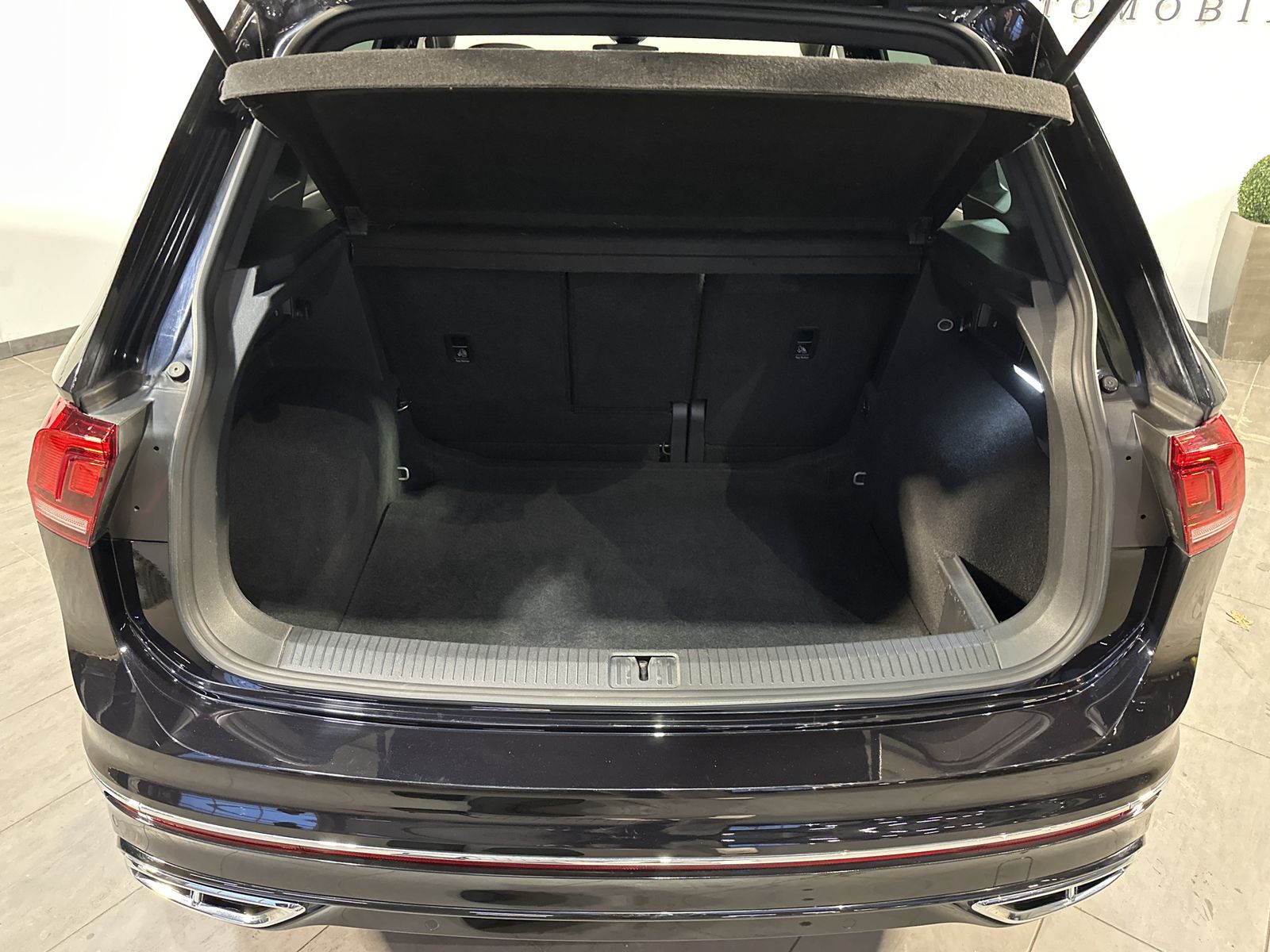 Fahrzeugabbildung Volkswagen Tiguan 2.0 TDI R-Line NAV+LED+AHK+PANO+KAMERA+PP