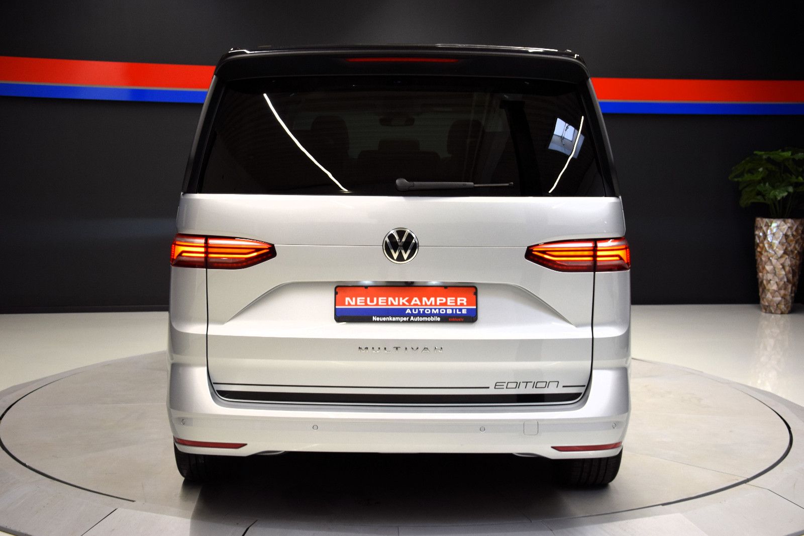 Fahrzeugabbildung Volkswagen T7 Multivan Edition vis-a-vis Standhzg Pano ACC