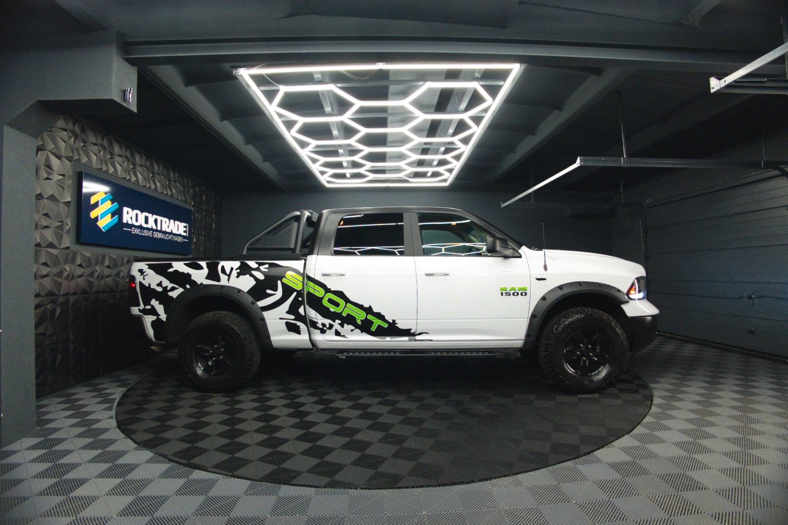 Fahrzeugabbildung Dodge RAM 5.7 V8 HEMI 4x4 OFFROAD Night-Paket LONGBED