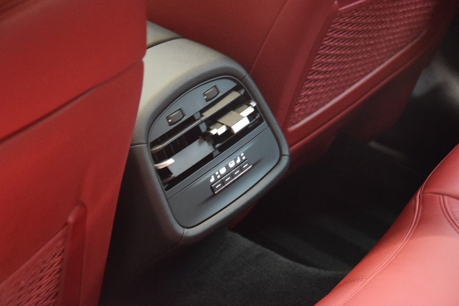 Fahrzeugabbildung Maserati Ghibli Diesel Schiebedach Memory B&W Sitzbelüft.