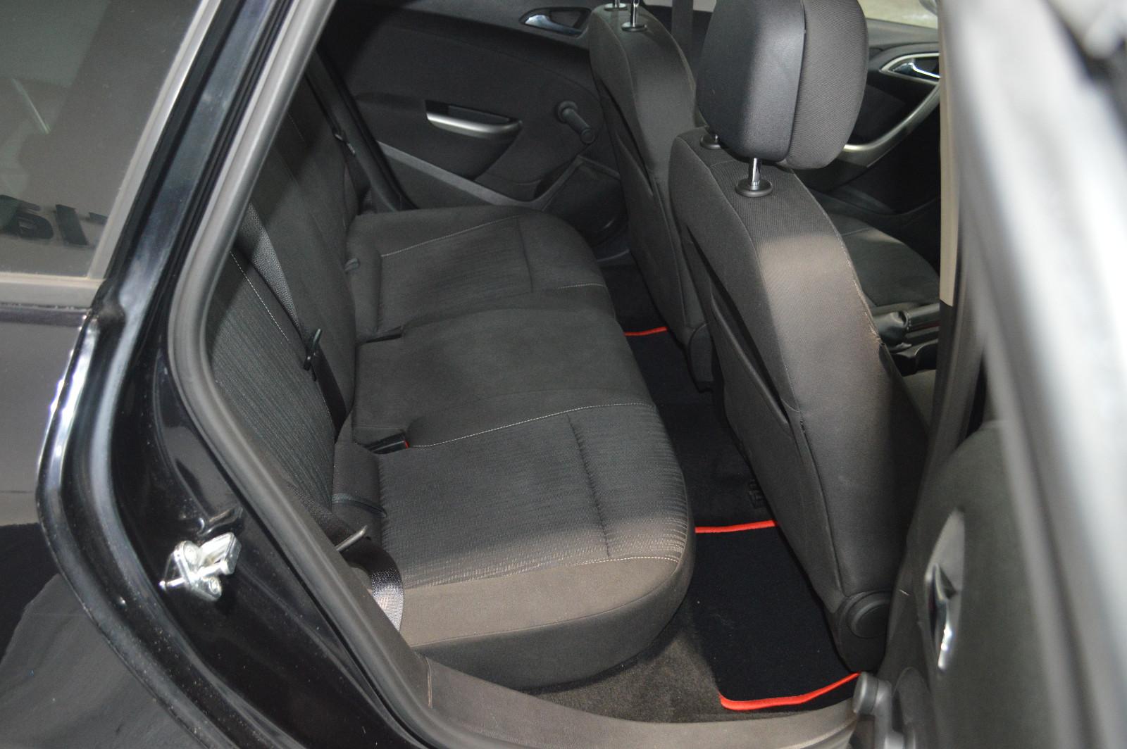 Opel Astra 2011 — photo 5
