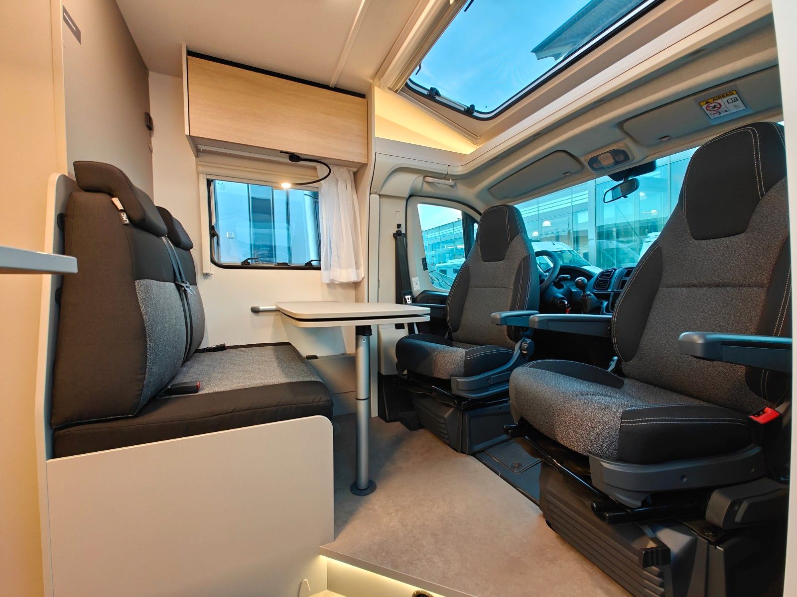 Fahrzeugabbildung LMC Tracer V 670 - Tracer Van Paket, 140PS, MJ2026 -